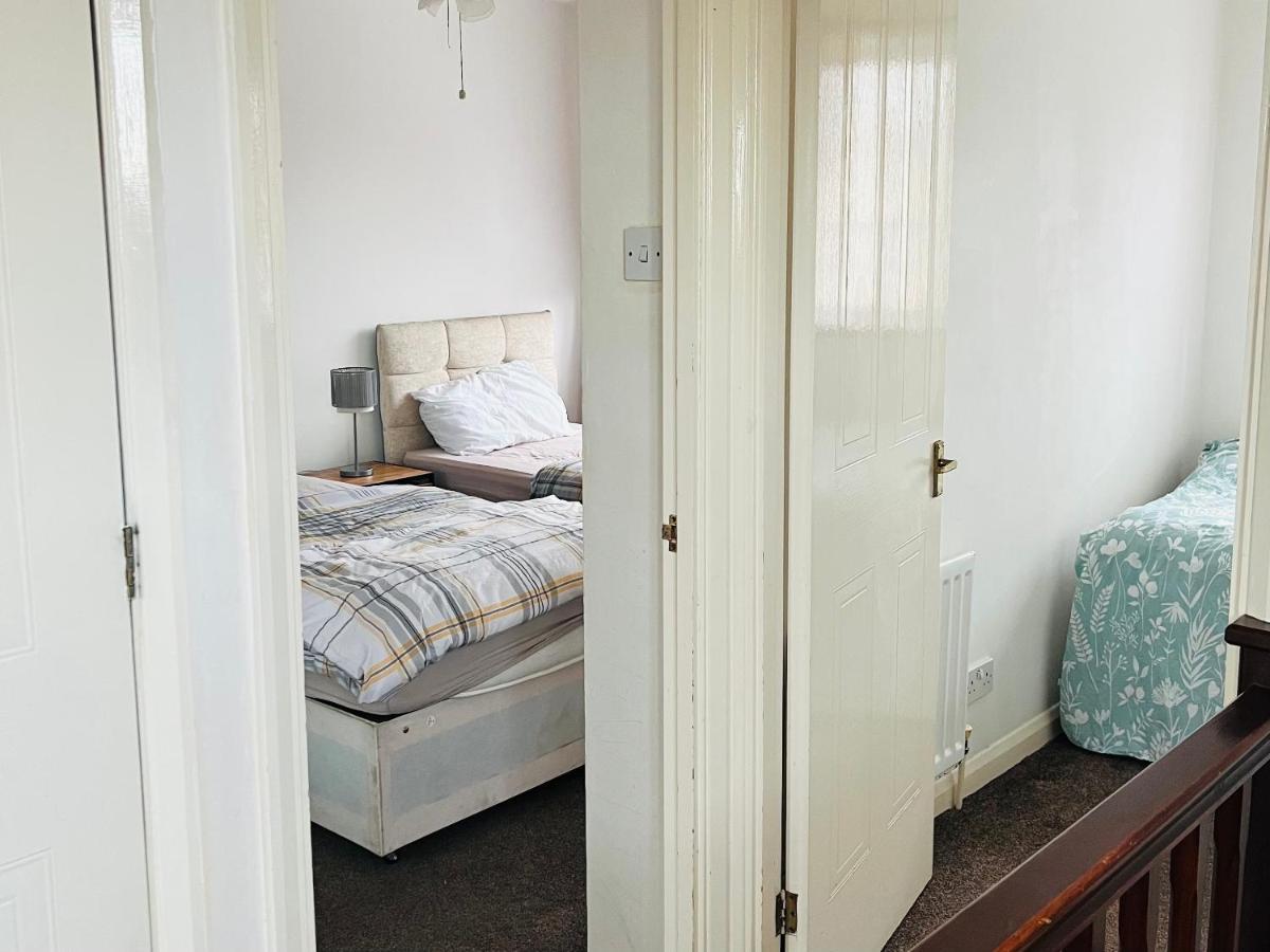 Clove, 3-4 Bed House With Garden, Free Parking, Sleeps 9 In Grays & Chafford Hundred Stifford Luaran gambar