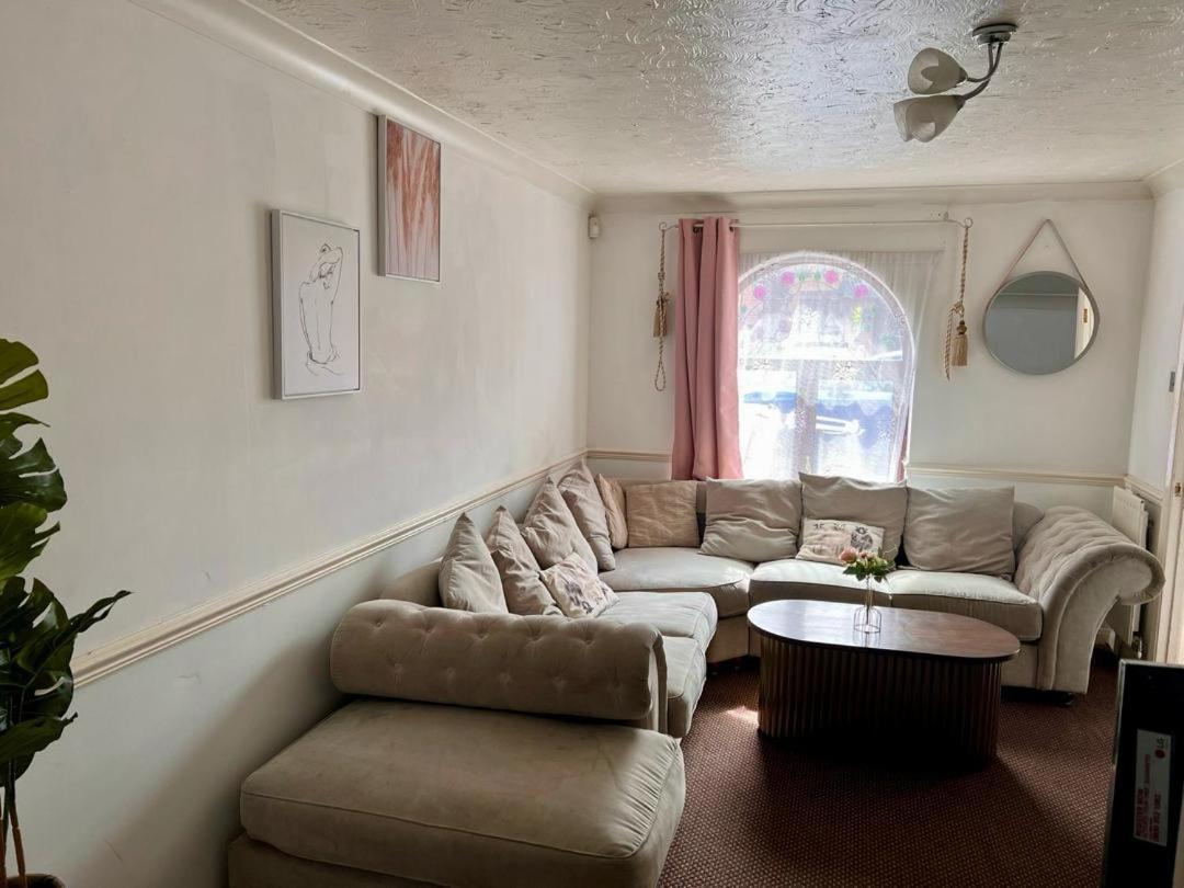 Clove, 3-4 Bed House With Garden, Free Parking, Sleeps 9 In Grays & Chafford Hundred Stifford Luaran gambar
