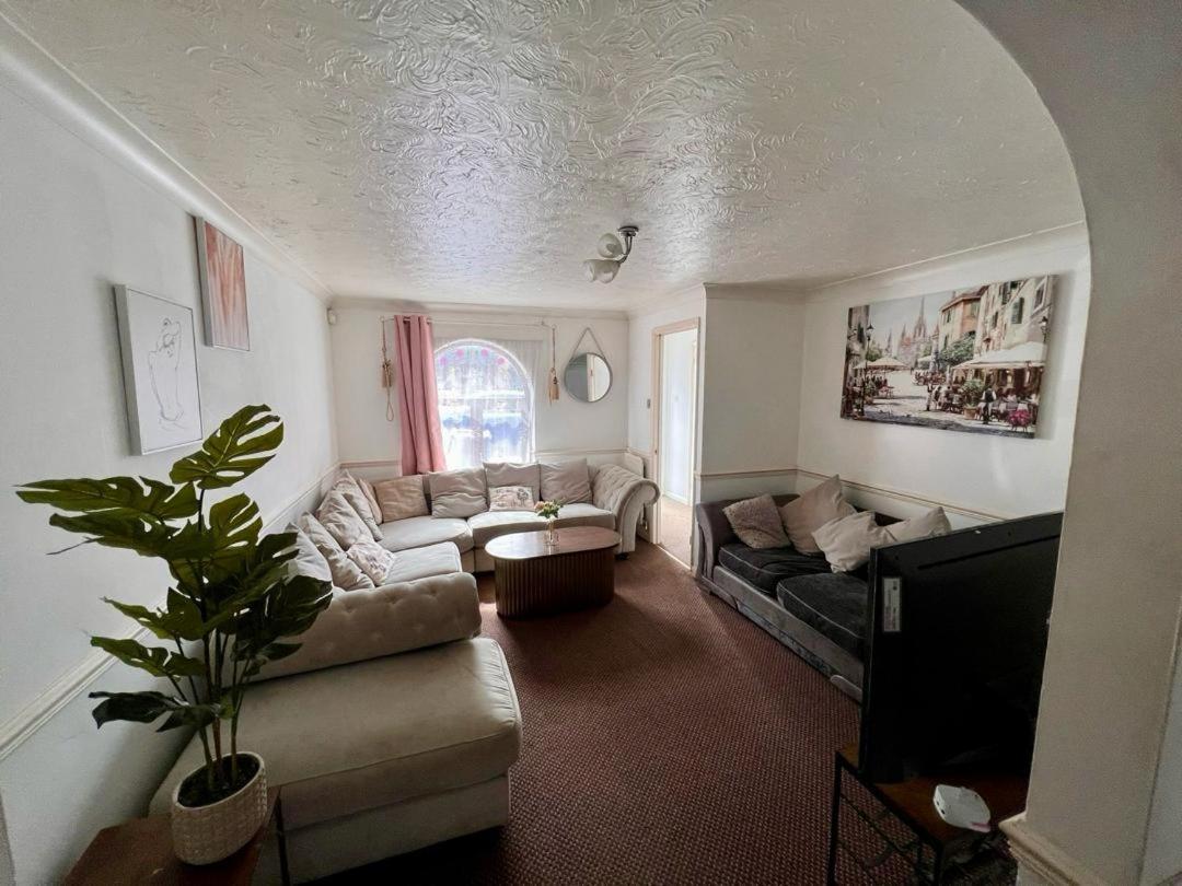 Clove, 3-4 Bed House With Garden, Free Parking, Sleeps 9 In Grays & Chafford Hundred Stifford Luaran gambar