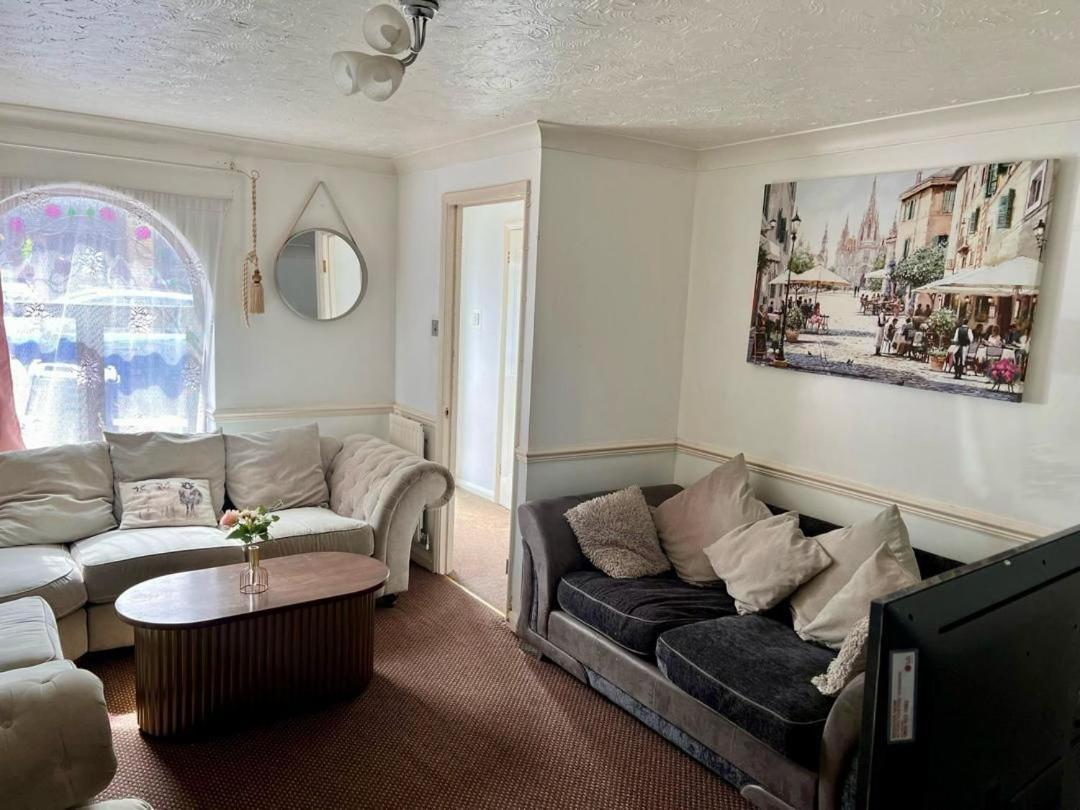 Clove, 3-4 Bed House With Garden, Free Parking, Sleeps 9 In Grays & Chafford Hundred Stifford Luaran gambar